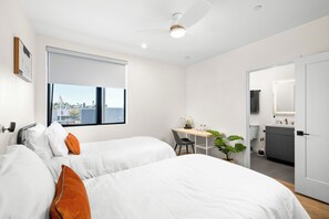 2 Schlafzimmer, Schreibtisch, Bügeleisen/Bügelbrett, Reisekinderbett