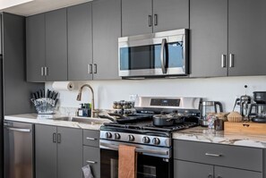 Réfrigérateur, four à micro-ondes, un four, surface de cuisson