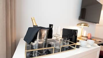 Ropa de cama de alta calidad, cubrecamas y artículos del minibar gratis