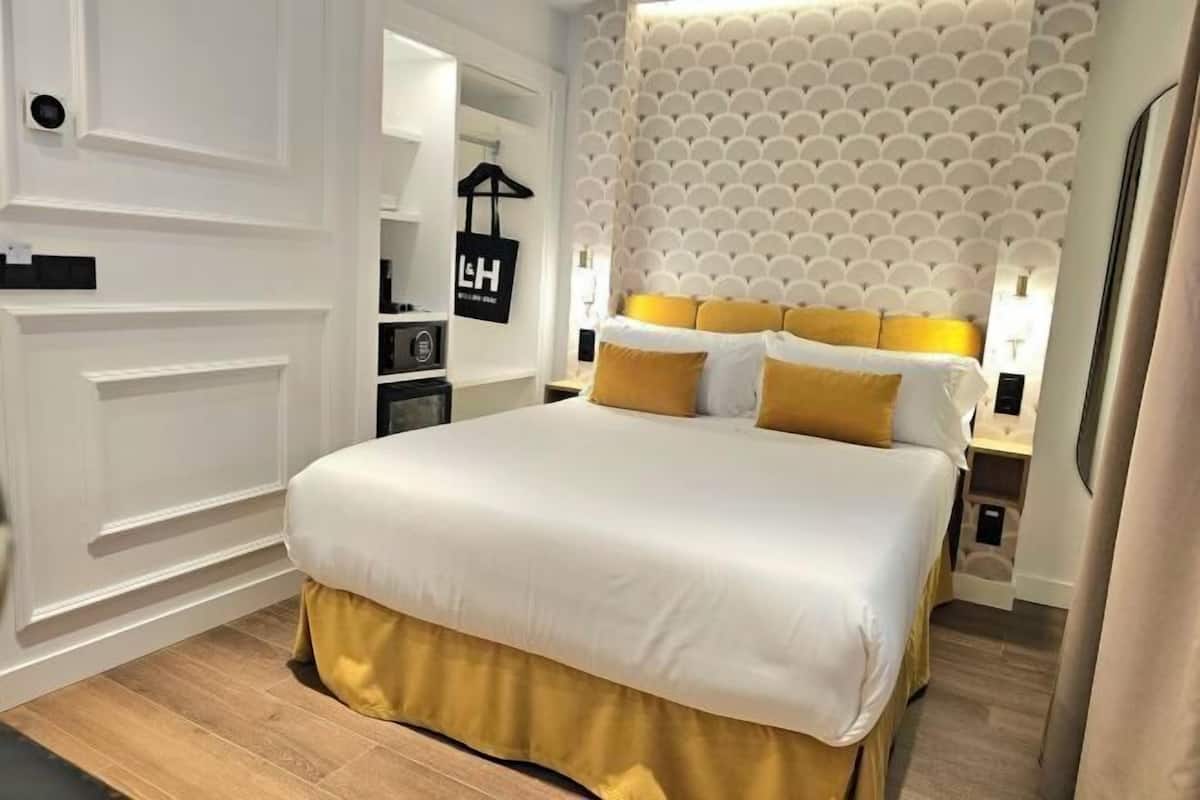 Premium bedding, down comforters, in-room safe, soundproofing