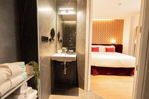 Deluxe Double Room, Accessible | Bathroom | Hair dryer, slippers, towels, soap - BYPILLOW Callao (Madrid)