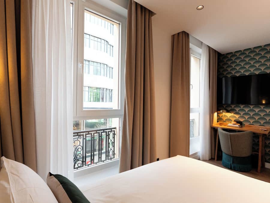 Quarto casal luxo, vista para a cidade | Roupas de cama premium, edredons de pluma, cofres nos quartos