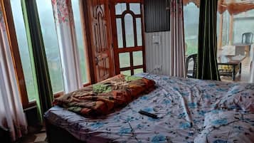 1 habitación, tabla de planchar con plancha y ropa de cama