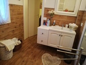 Douche, sèche-cheveux, bidet, serviettes fournies