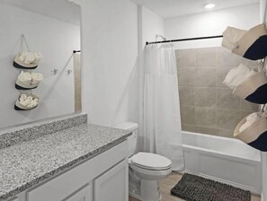 Haartrockner, Handtücher, Seife, Toilettenpapier