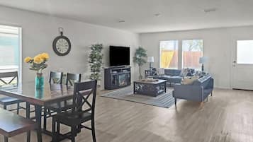 Smart TV, fireplace