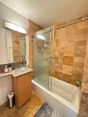 Haartrockner, Bidet, Handtücher, Seife