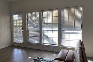 Living area - Cozy 1-bedroom condo with AC, fitness room, high speed WiFi in amazing Dallas (Dallas)