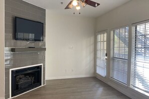 Interior - Cozy 1-bedroom condo with AC, fitness room, high speed WiFi in amazing Dallas (Dallas)