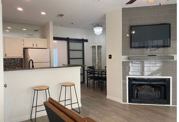 Interior - Cozy 1-bedroom condo with AC, fitness room, high speed WiFi in amazing Dallas (Dallas)