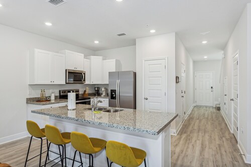 New Home near UWF & PNS Beach!