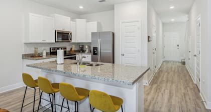 New Home near UWF & PNS Beach!