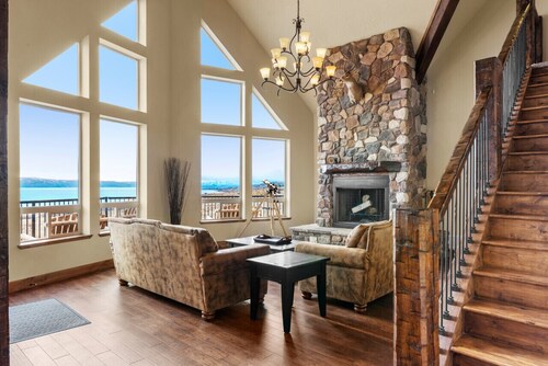 Lunt Lodge - 44 People and Theater!