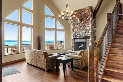 Lunt Lodge - 44 People and Theater!