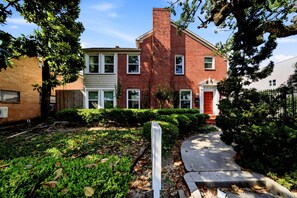 Duplex, 1 Bedroom | Exterior - Stylish Museum Apt 3 Comfort & Culture Combined 1 Bedroom Duplex (Houston)