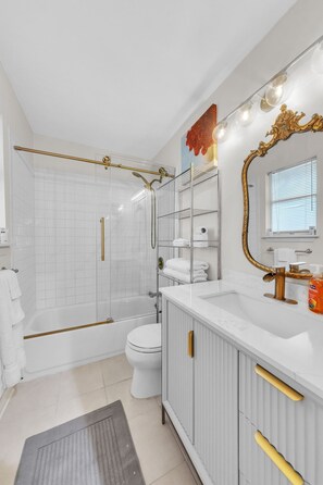 Duplex, 1 Bedroom | Bathroom | Towels, shampoo - Stylish Museum Apt 3 Comfort & Culture Combined 1 Bedroom Duplex (Houston)