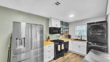 Maisonnette, 1 slaapkamer | Privékeuken | Een koelkast, een oven, een koffiezetapparaat/waterkoker, een waterkoker