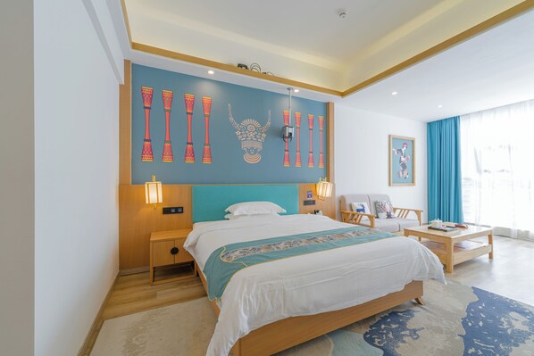 Una habitación de hotel moderna con una cama grande, un cabecero de madera, una mesita de noche, un escritorio y una silla.