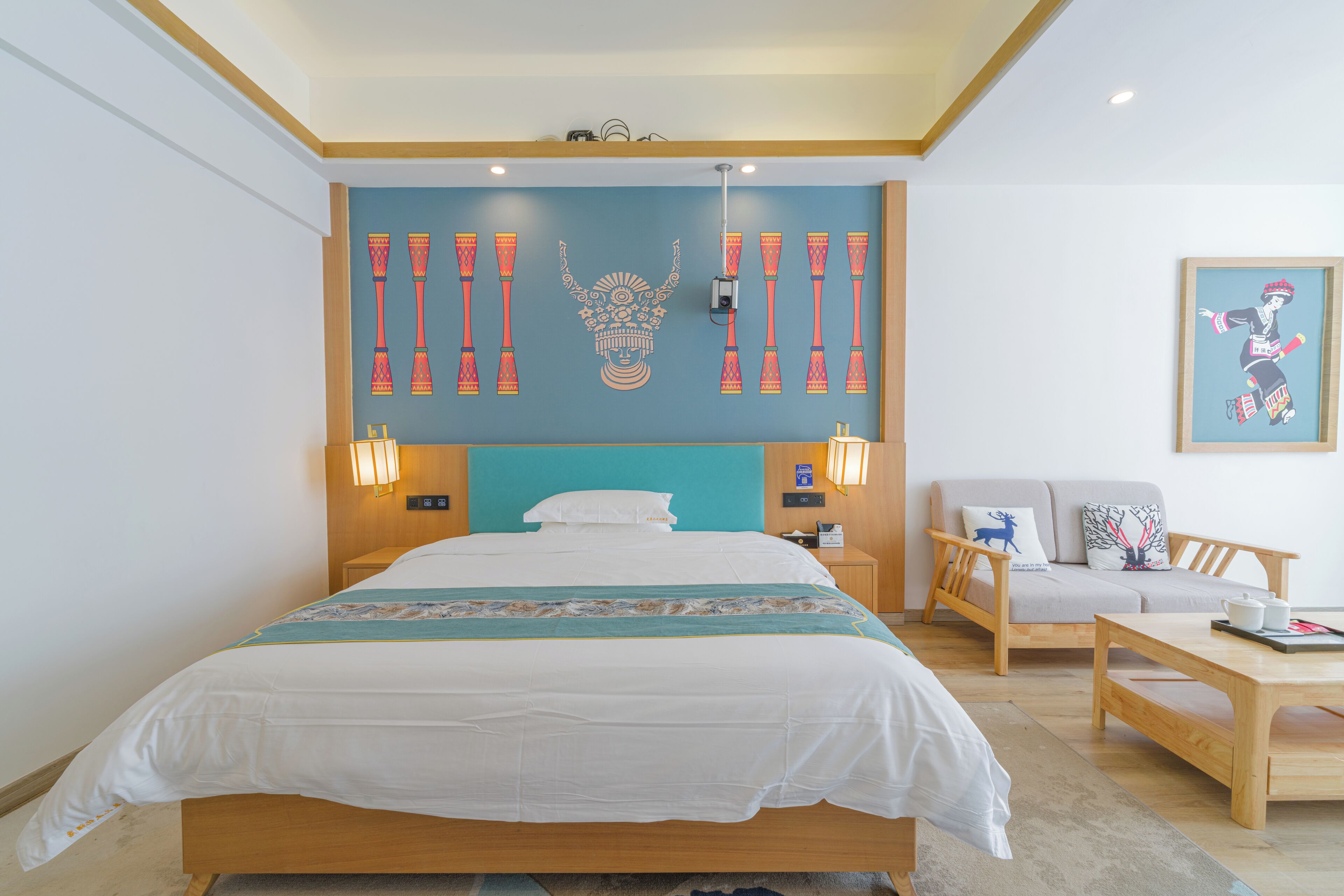 办公桌、笔记本电脑工作区、免费 WiFi