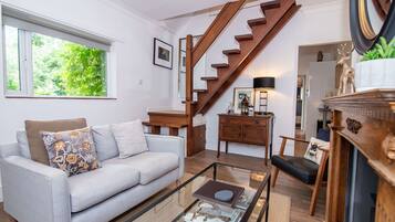 House | 2 bedrooms, desk