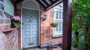 House | 2 bedrooms, desk