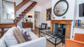 House | 2 bedrooms, desk