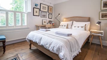 House | 2 bedrooms, desk