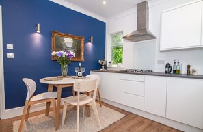 House | 2 bedrooms, desk - Host Stay Terrace on Canal (Worcester)