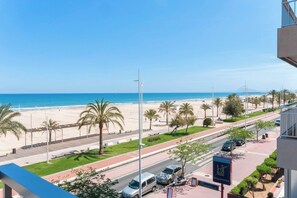 På stranden og solsenger