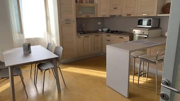 Frigorifero, microonde, forno, piano cottura