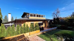 Casa, 3 habitaciones, balcón, vistas al jardín | Servicios del cuarto de baño | Albornoces y zapatillas