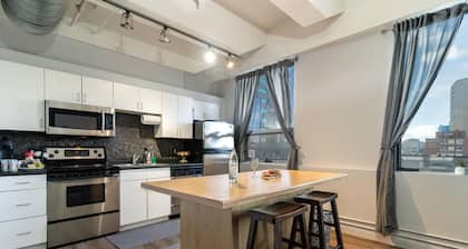 Chic 2-bedroom condo with WiFi, AC Close to Rogers Place in Edmonton