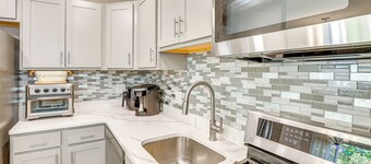 5 Mi to Downtown Baltimore: Quiet Home w/ Porch