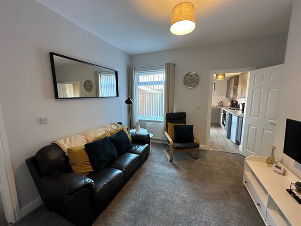 Apartment | Living area | Flat-screen TV