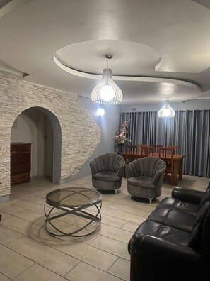 Apartment | 3 bedrooms - Lovely 3 bed in Selborne Park With Pool - 2234 (Bulawayo)