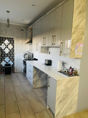 Apartment | 3 bedrooms - Lovely 3 bed in Selborne Park With Pool - 2234 (Bulawayo)