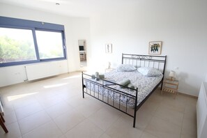 1 bedroom, desk