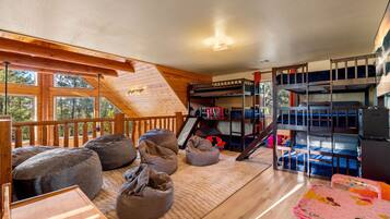 3 bedrooms, desk, iron/ironing board, travel cot