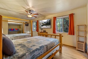 3 soverom, skrivebord, strykejern/-brett og reiseseng for barn