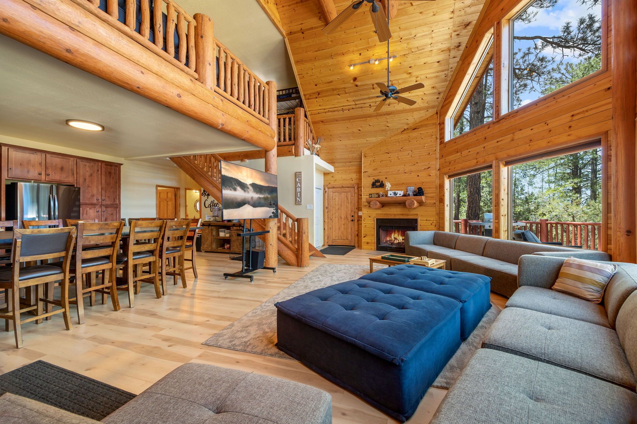 Una Smart TV, una chimenea