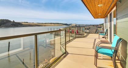Riverfront Apt in Old Town Florence!
