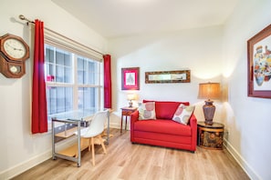 Apartment (3 Bedrooms) | Interior - Riverfront Apt in Old Town Florence! (Florence)