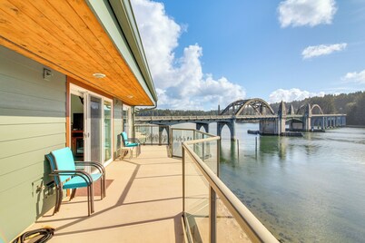 Riverfront Apt in Old Town Florence!