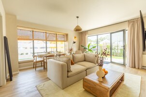 2 bedrooms, desk, Internet