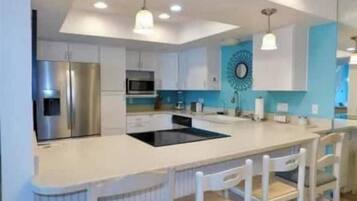 Frigorífic, microones, forn i placa de cuina