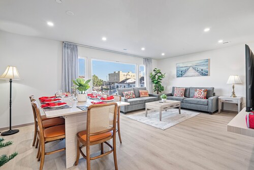 3-bedroom house on 2F in peaceful Daly City with AC, WiFi.