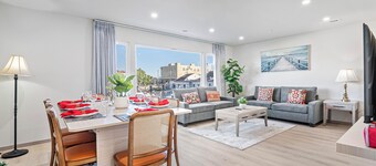 3-bedroom house on 2F in peaceful Daly City with AC, WiFi.