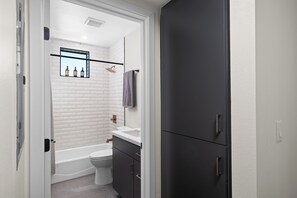 Een douche, een haardroger, handdoeken, zeep