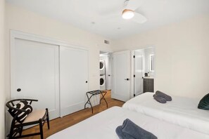 2 chambres, bureau, fer et planche à repasser, accès au Wi-Fi (inclus)