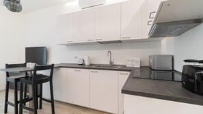 Kylskåp, mikrovågsugn, ugn och spishäll